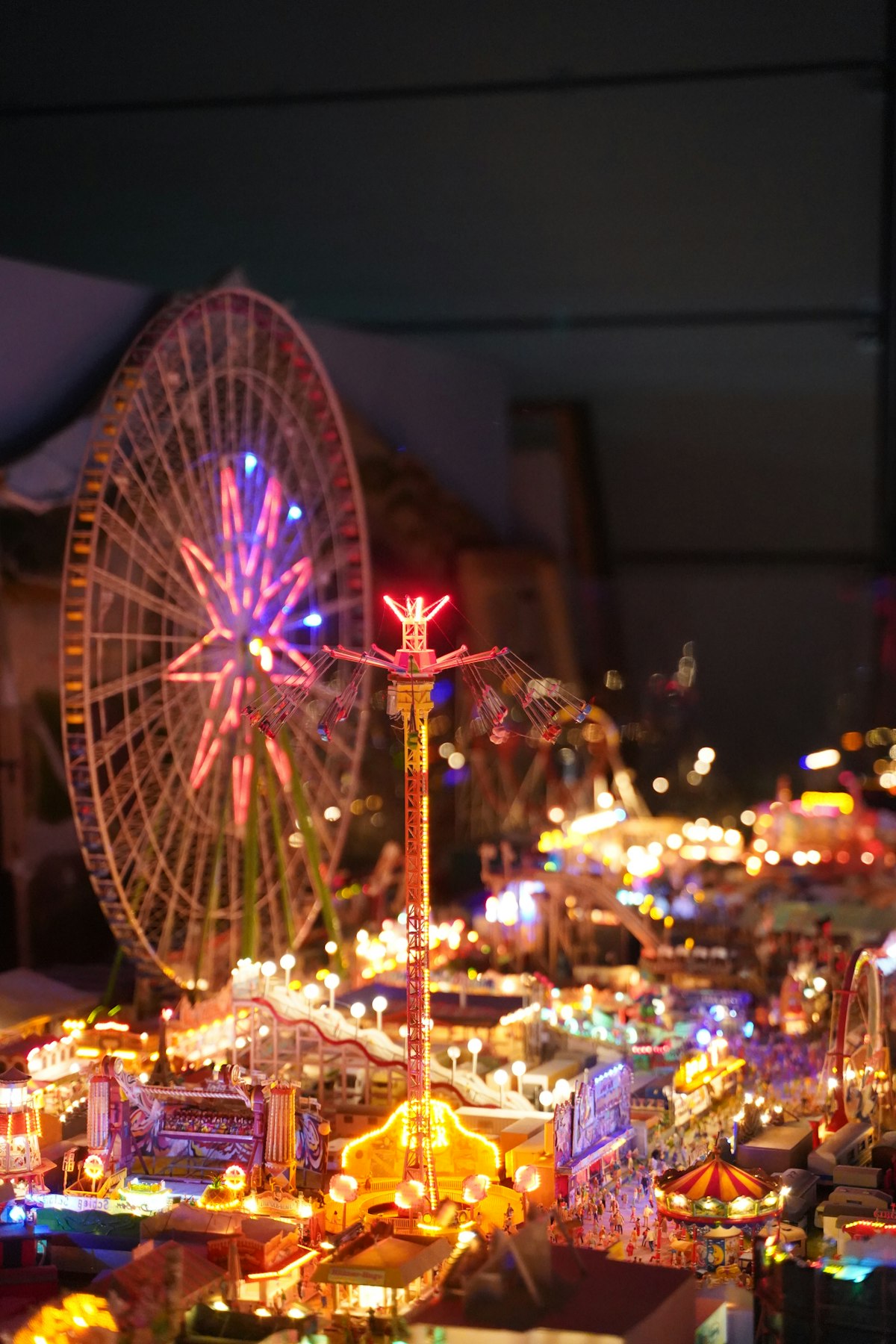 Riesenrad auf dem Oktoberfest bei Abenddämmerung