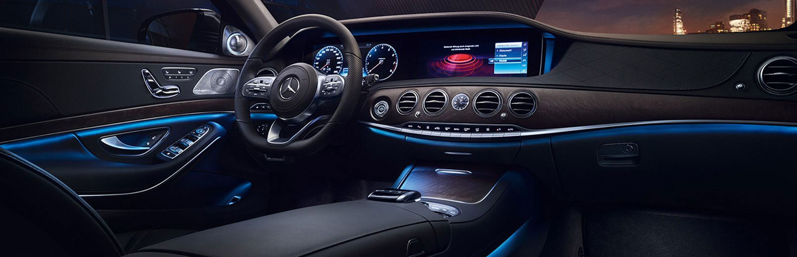 Mercedes-Benz Cockpit mit digitalen Anzeigen bei Nacht