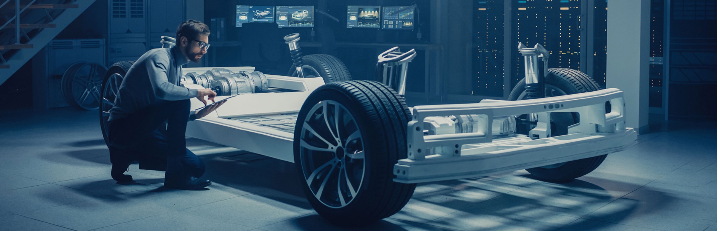 Ingenieur prüft ein Fahrzeug-Chassis im Entwicklungslabor