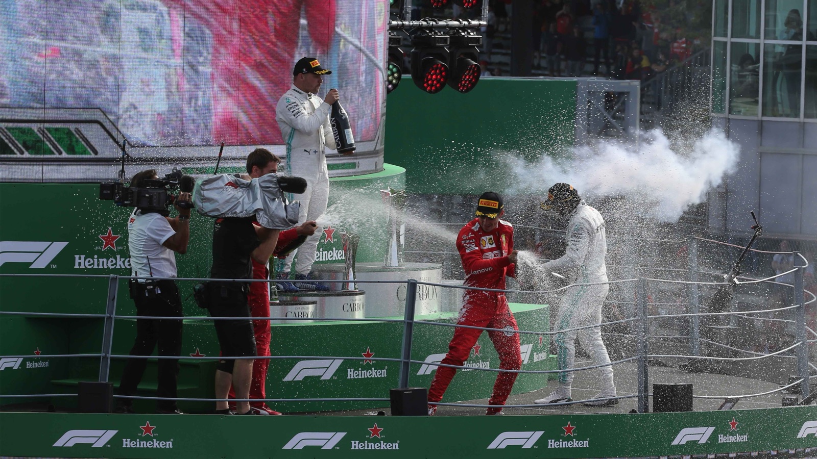 Siegerehrung auf dem Podium mit Champagner