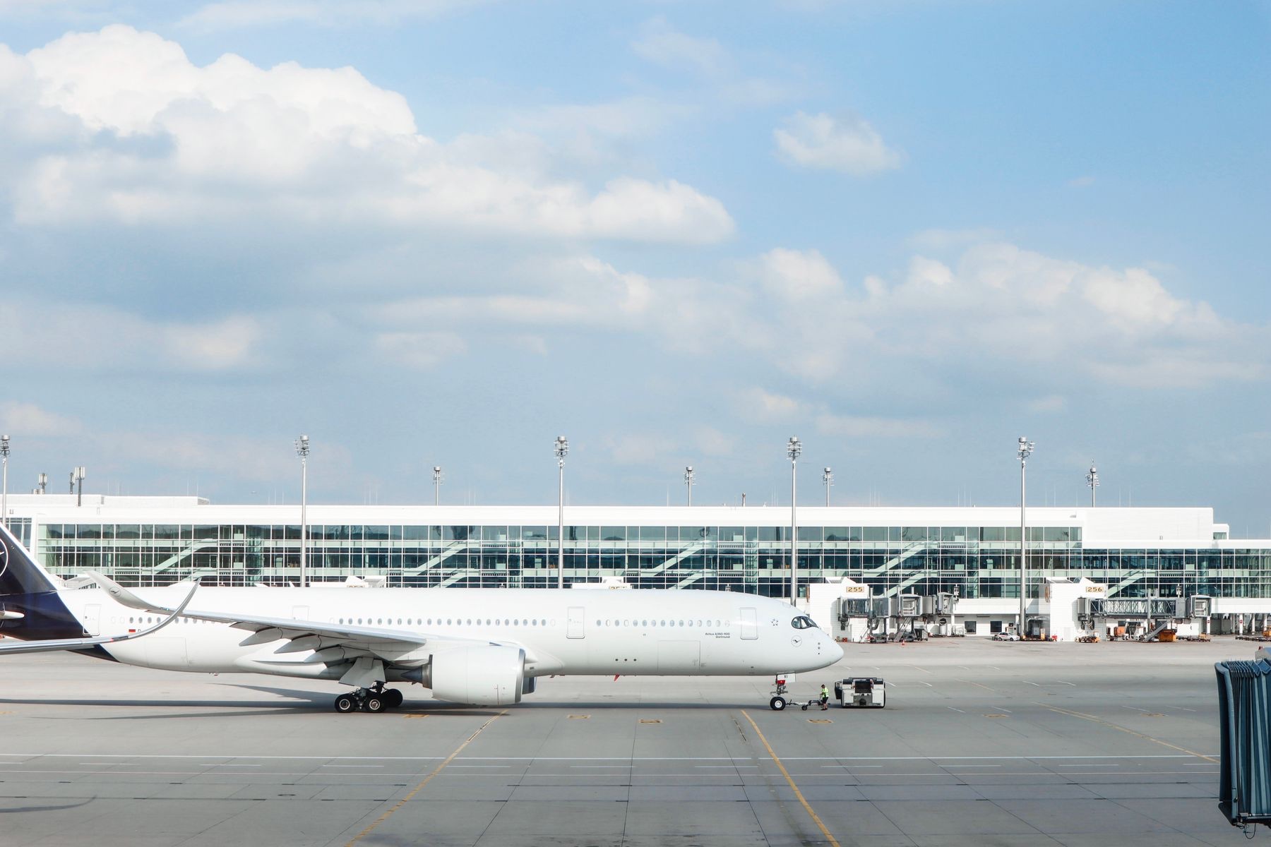 Widebody-Flugzeug am Gate vor dem Terminal