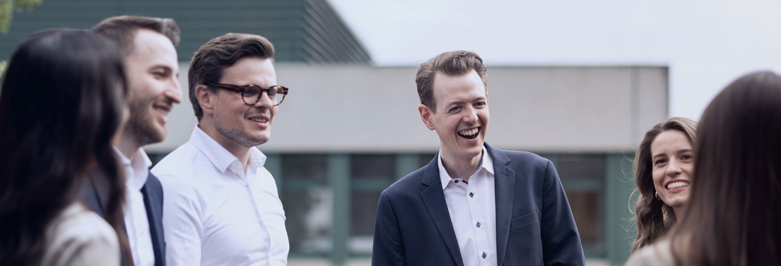 Das PSP-Team im Gespräch auf der Dachterrasse der Kanzlei
